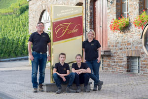Fam_vor_Weingut_300x200